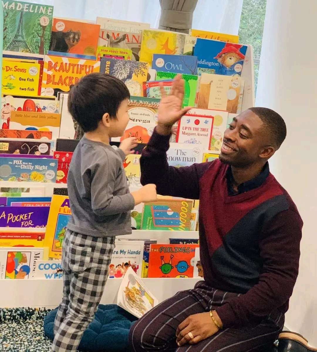 Reading together in an Early Years class