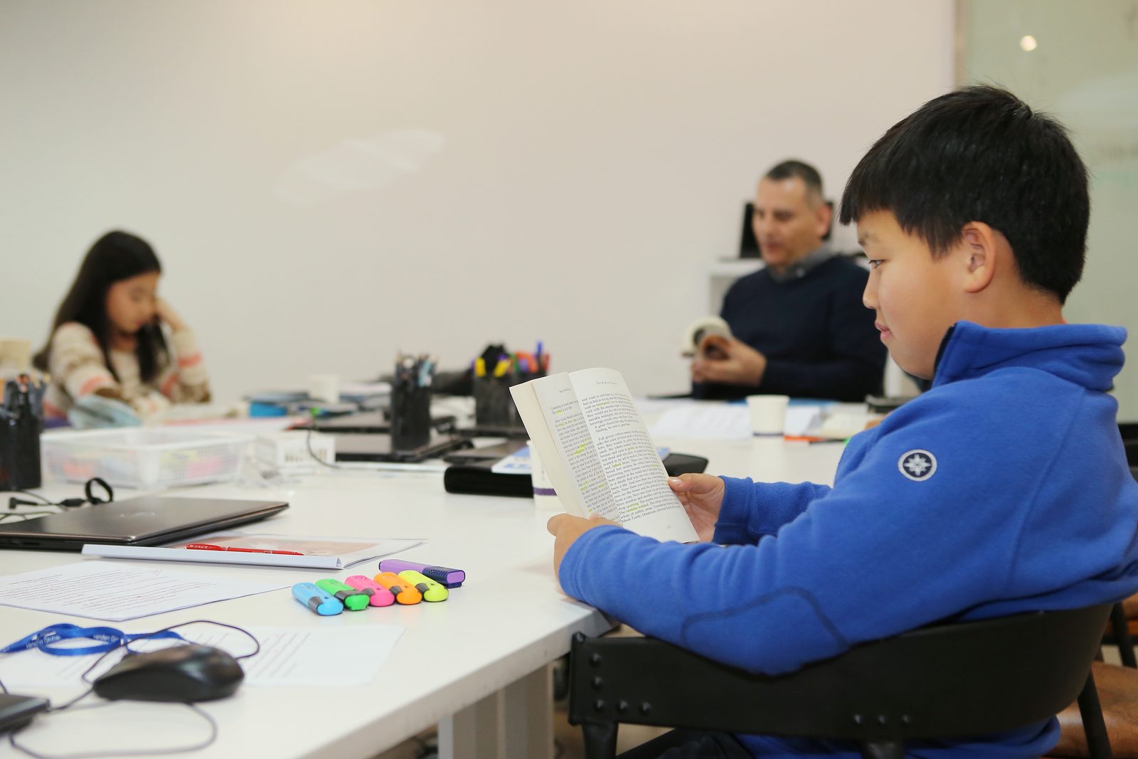 Reading together in a Primary English class